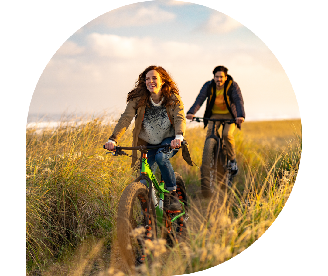 Eine Frau und ein Mann fahren Fahrrad