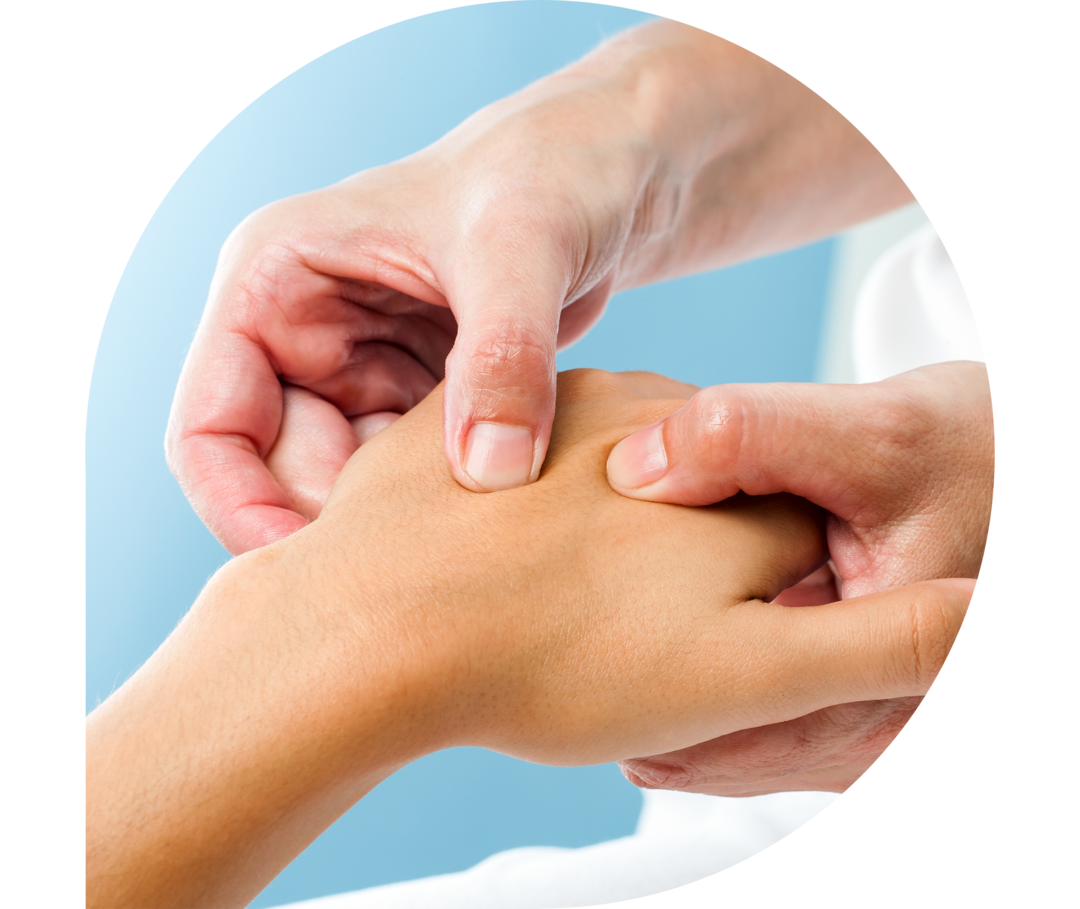 Eine Hand wird untersucht