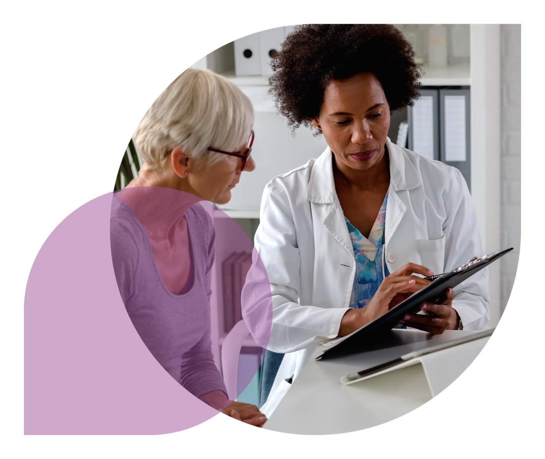 Ärztin zeigt Patientin etwas 