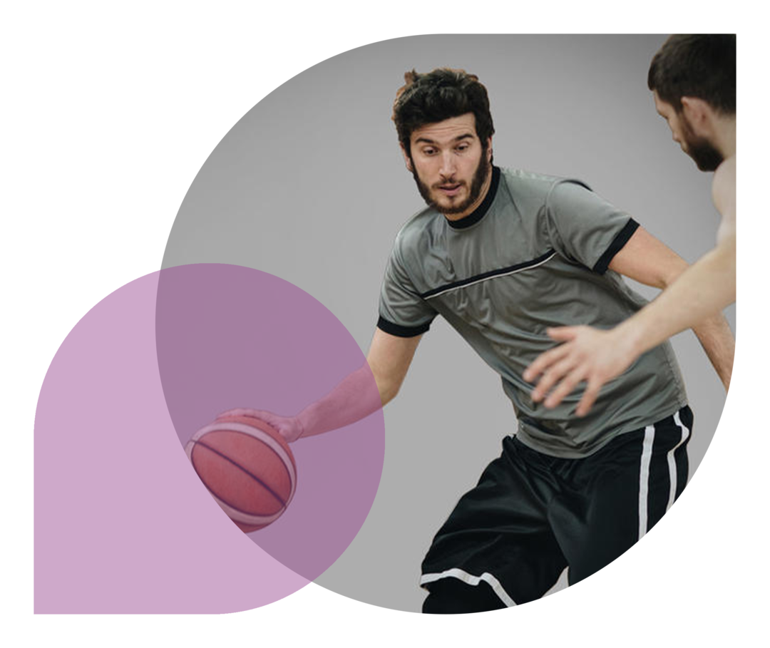 Zwei Männer spielen Basketball