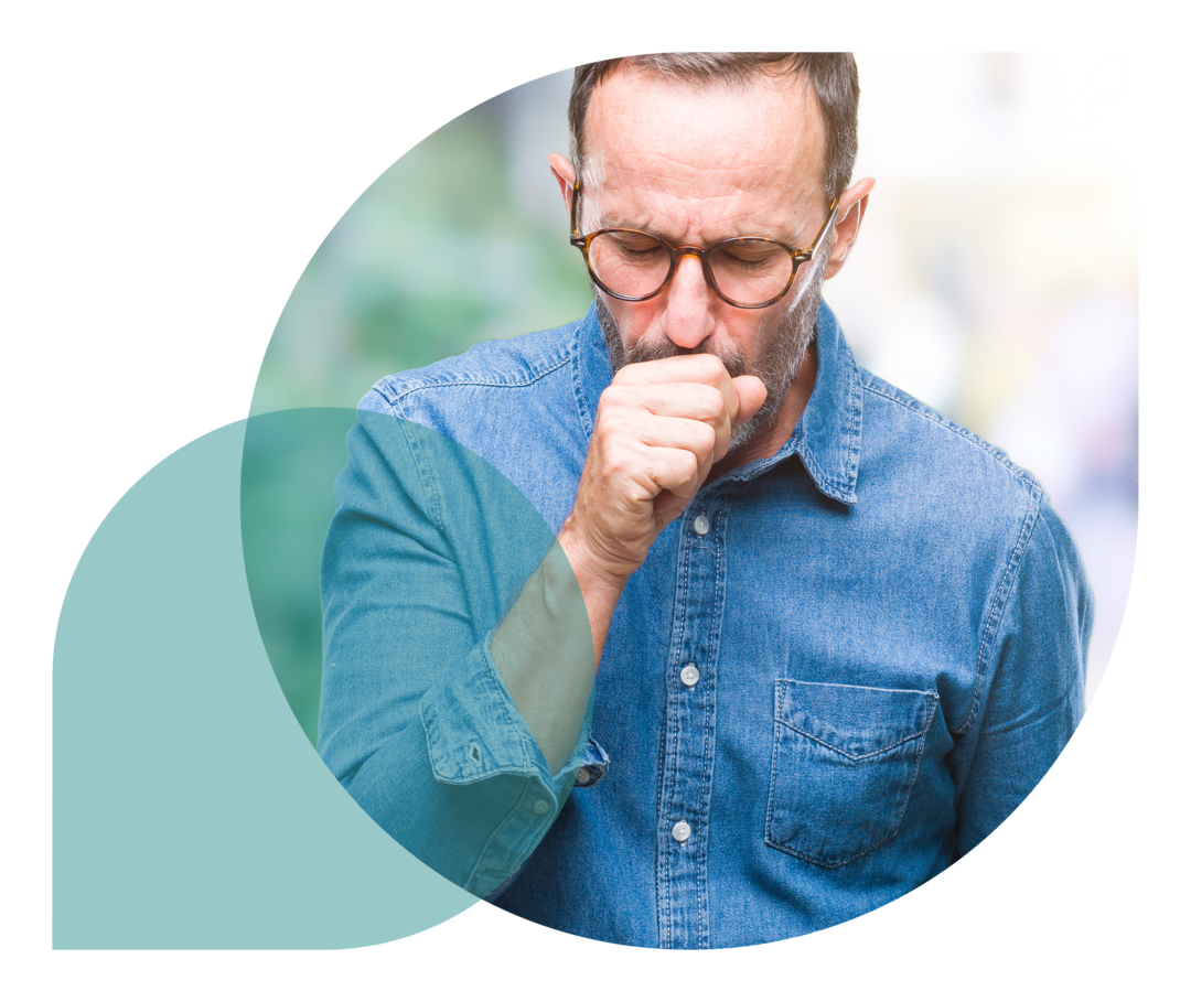 Mann mittleren alters mit Brille hustet