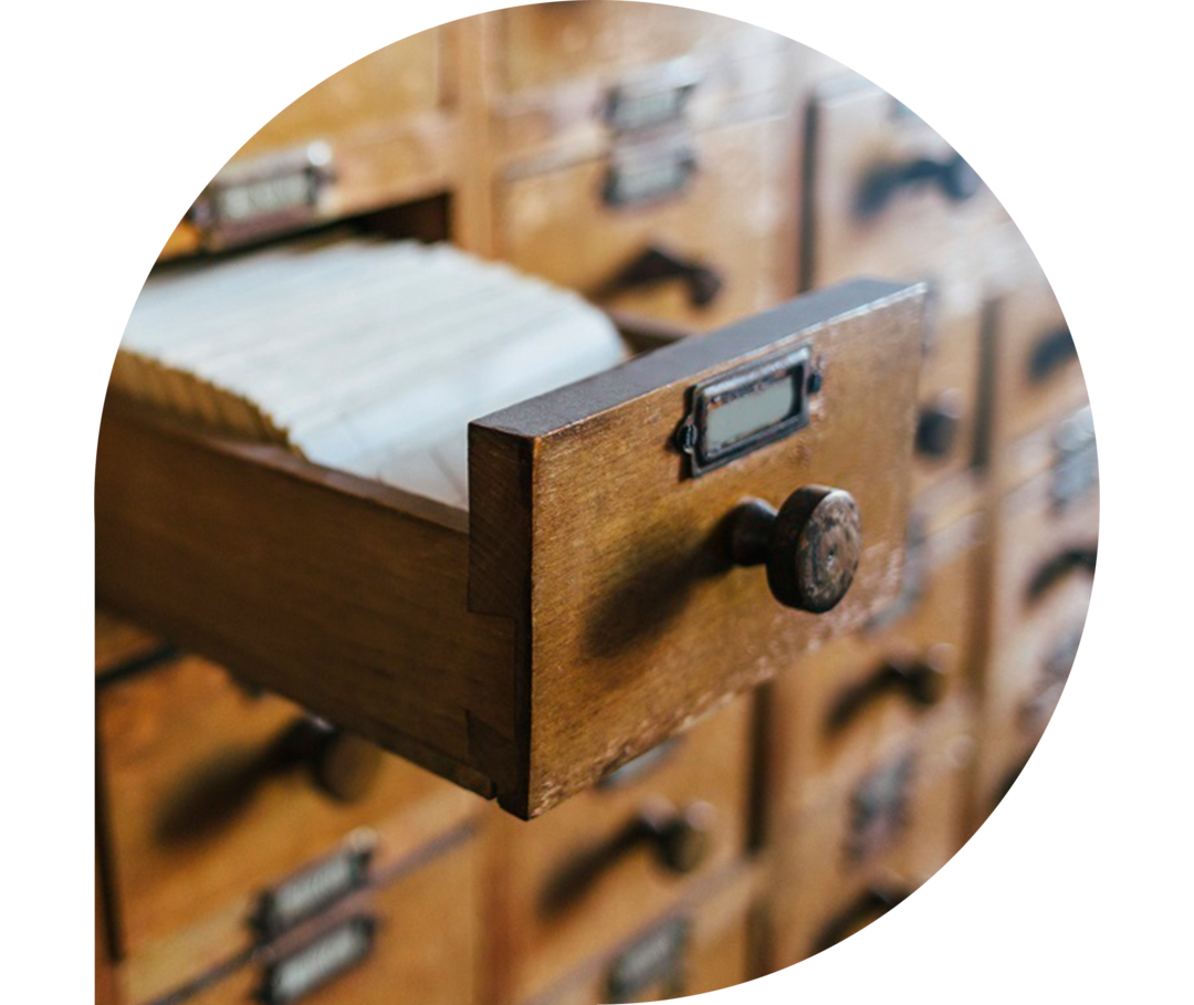 Offene alte Holzschublade