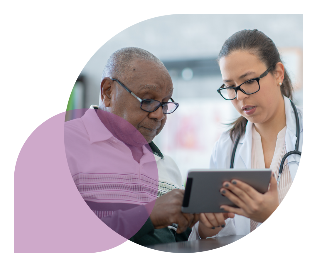 Eine Ärztin zeigt ihrer Patientin etwas auf dem Tablet