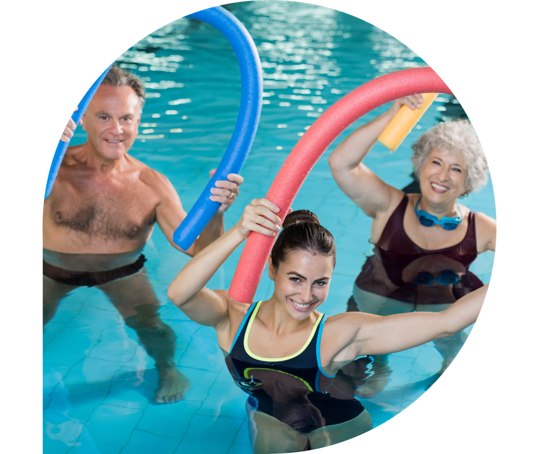Ratgeber Rheuma: Physiotherapie Eine Gruppe Rheuma-Patienten bei Wassergymnastik
