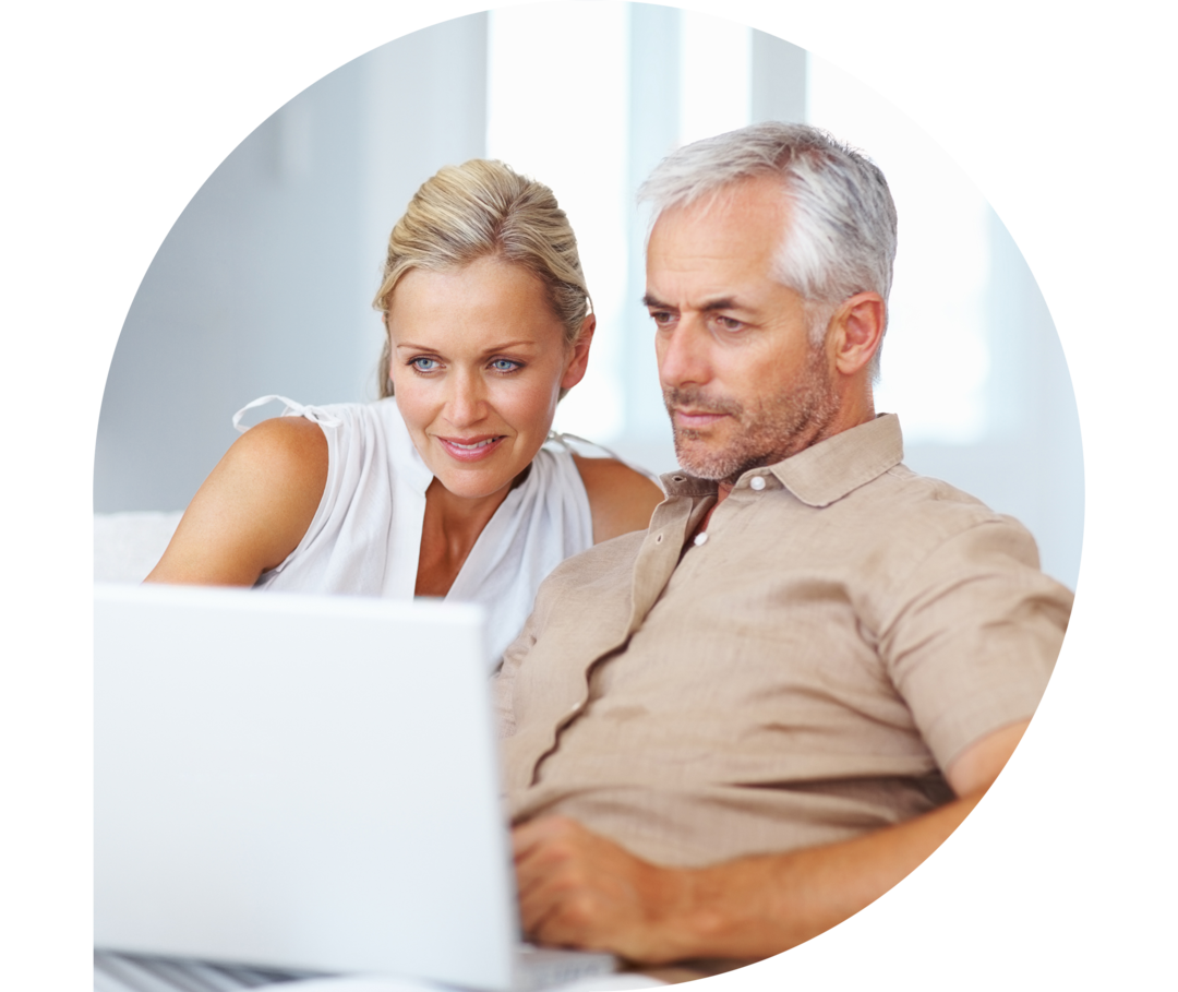 Ein Paar schaut gemeinsam etwas auf einem Laptop