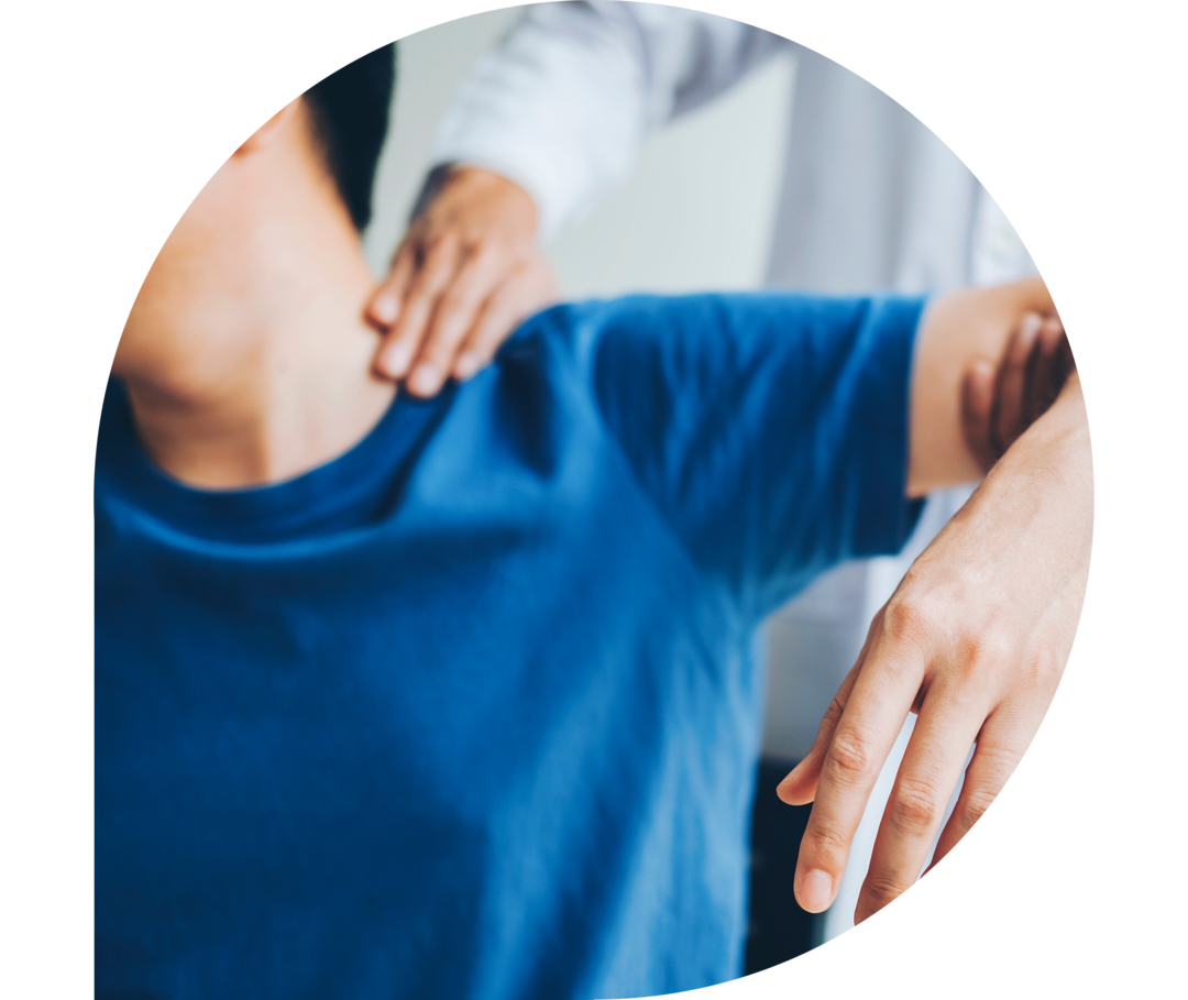 Ratgeber Rheuma: Ein Mediziner behandelt die Schulter eines Rheuma-Patienten