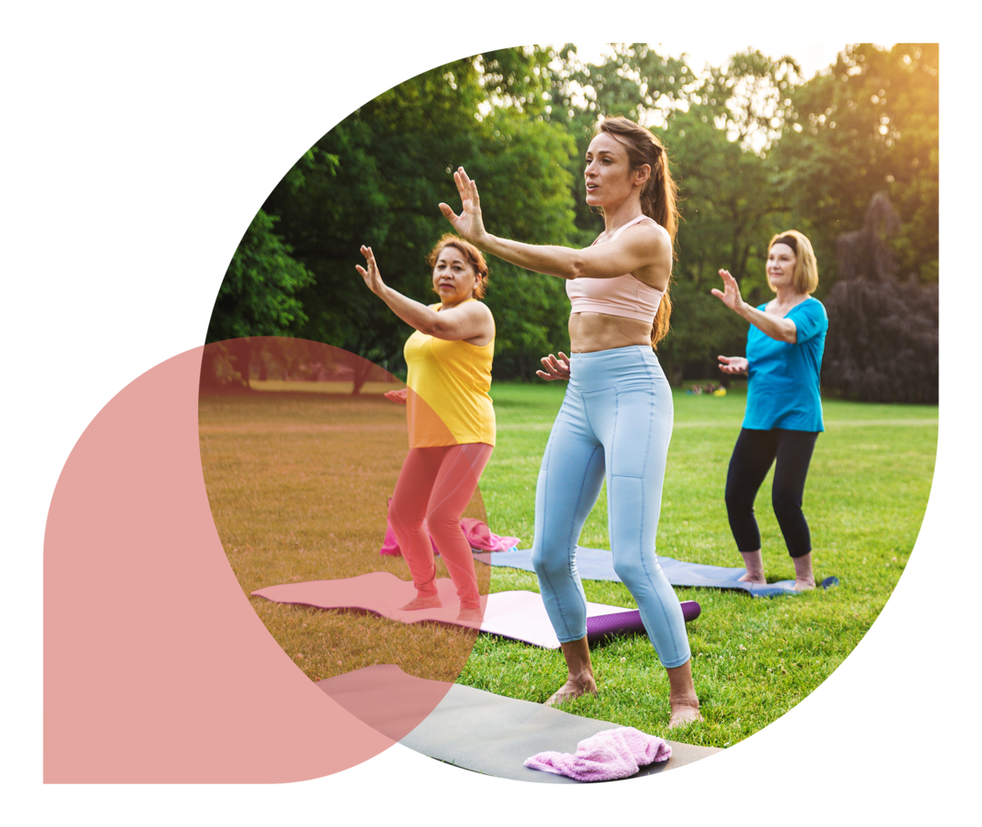 Ratgeber Rheuma: Tai-Chi Eine Gruppe beim Tai-Chi-Training in einem Park