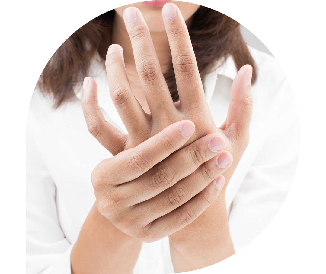 Ratgeber Rheuma: Eine Frau hält ihre schmerzende Hand hoch