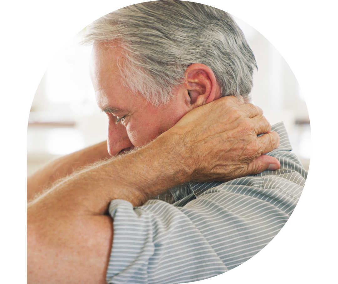 Ratgeber Rheuma: Ein unter Polymyalgia rheumatica leidender Patient massiert seinen Nacken