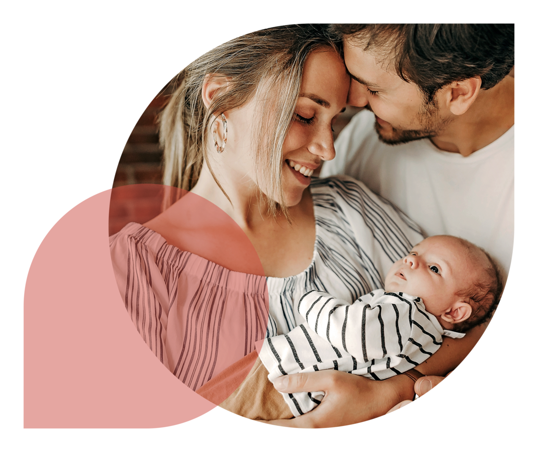 Eine Frau und ein Mann mit einem neugeborenen Baby.