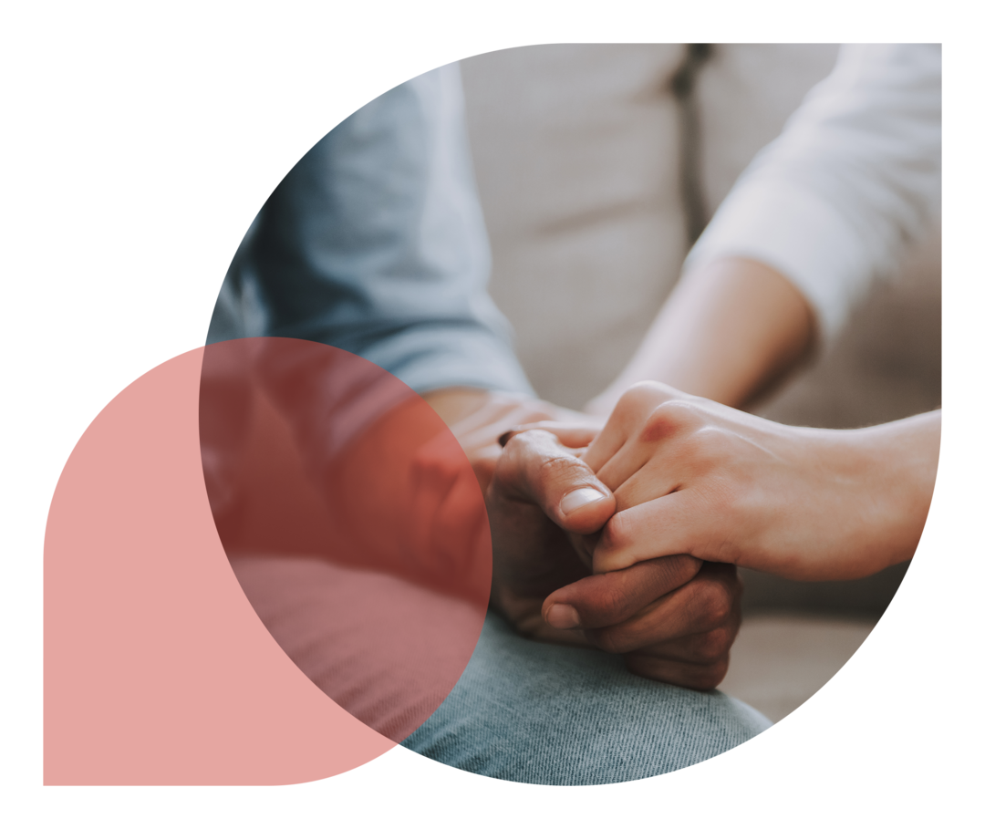 Ein Mann und eine Frau halten sich die Hände.