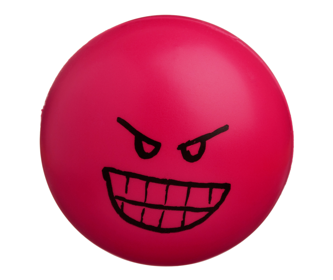 Ein roter Stressball zum Knautschen mit aufgemaltem, ärgerlichen Gesicht.