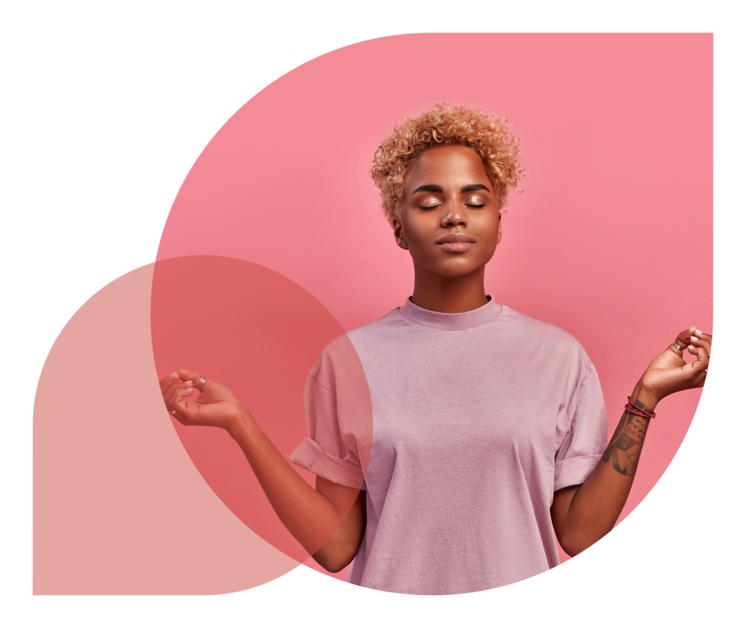 Eine junge Frau mit geschlossenen Augen in Meditationshaltung.