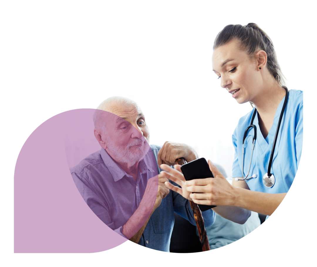 Eine junge Frau zeigt einem Patienten etwas auf dem Handy