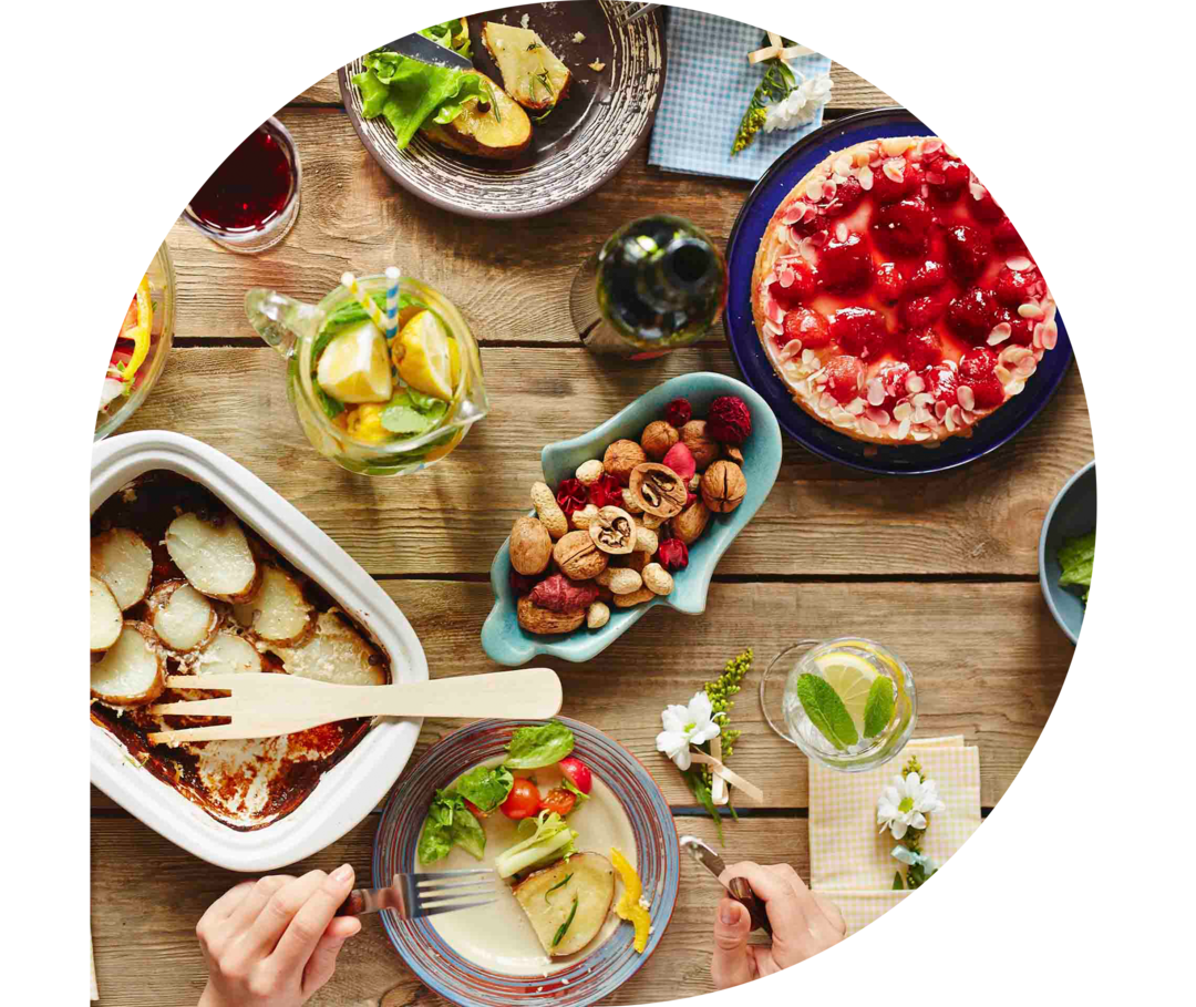 Ein Tisch mit verschiedenen Speisen aus der Vogelperspektive.