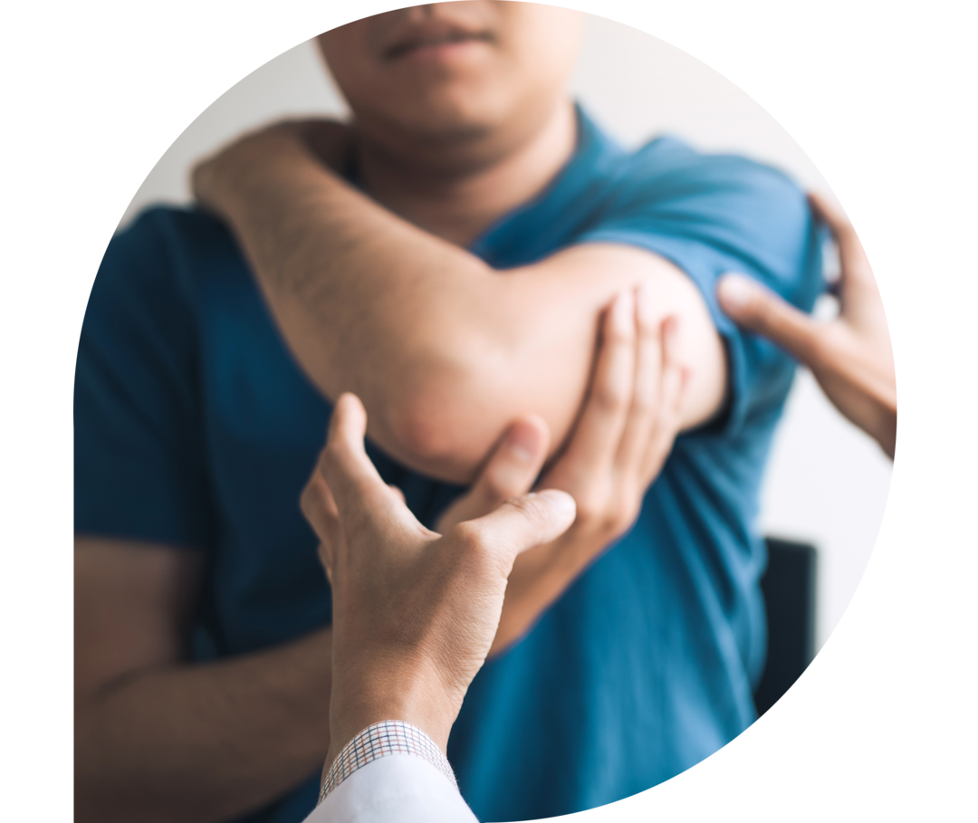 Ratgeber Rheuma: Krankheitsbild Vaskulitiden Ein Arzt untersucht den Ellenbogen eines Patienten