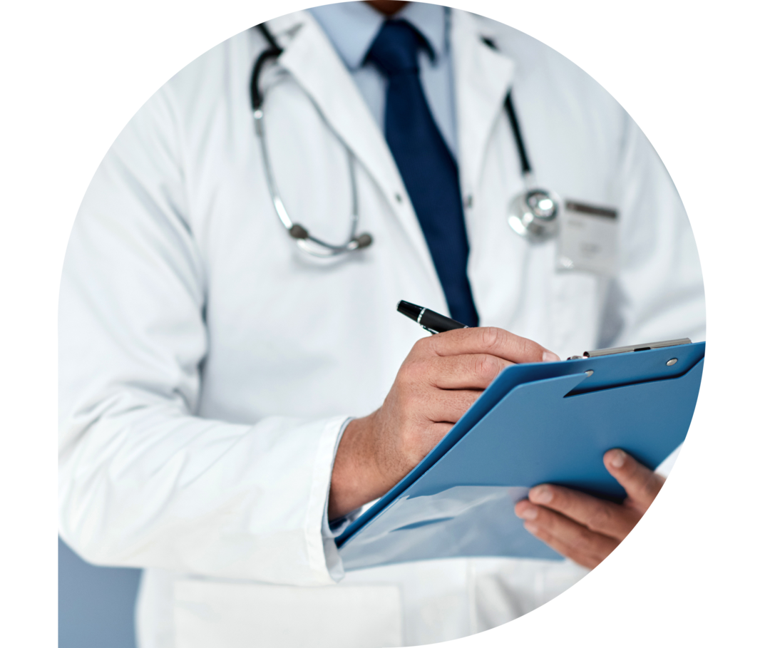 Ein Arzt macht sich Notizen auf einem Klemmbrett.