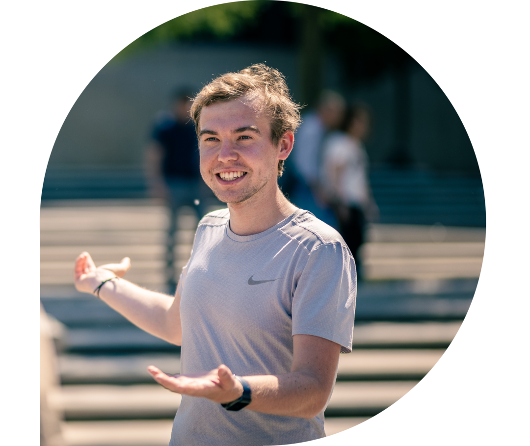 Influencer Phil Oliver Ladehof gestikuliert.