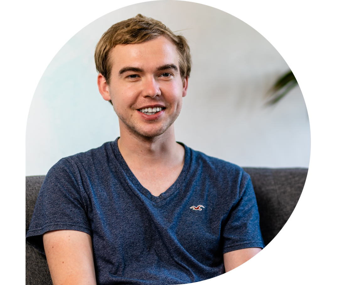 Phil Oliver Ladehof sitzend beim Interview.