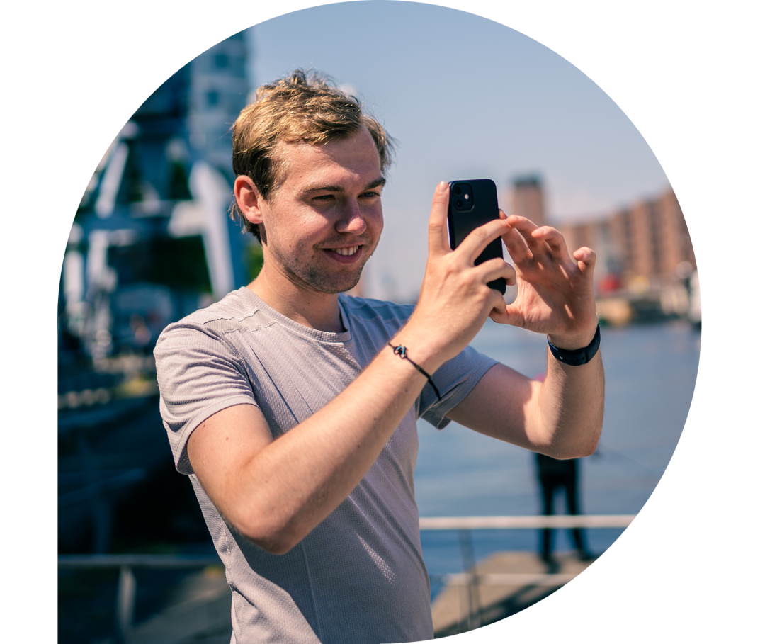 Phil Oliver Ladehof schaut in sein Smartphone.