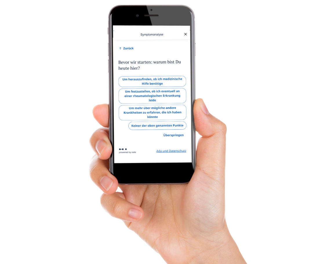 Ein Smartphone in einer Hand zeigt einen Screenshot des Ada-Symptom-Checks.