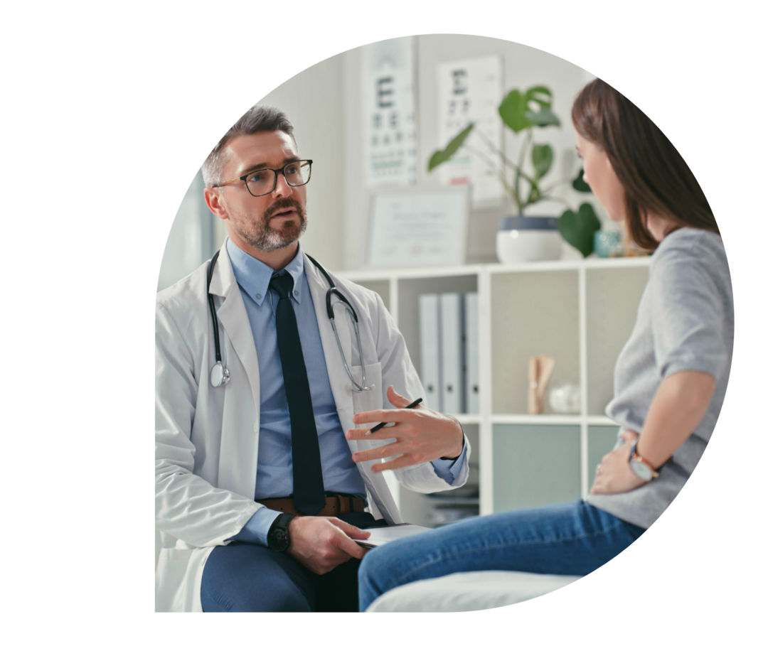 Ein Arzt im Gespräch mit einer Patientin.