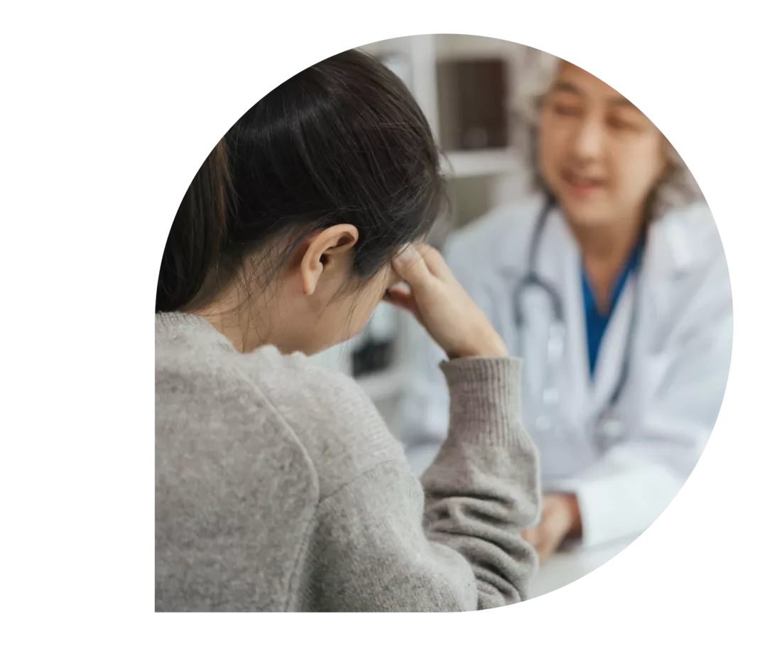 Eine junge Frau sitzt einer Ärztin gegenüber.