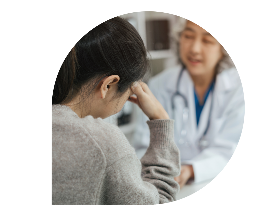 Ratgeber Rheuma: Therapie-Gespräch bei Fatigue Eine junge Frau sitzt einer Ärztin gegenüber.