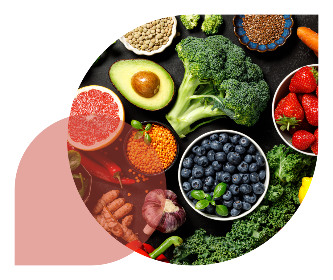 Verschiedene grüne Gemüse, Beeren und Zitrusfrüchte.