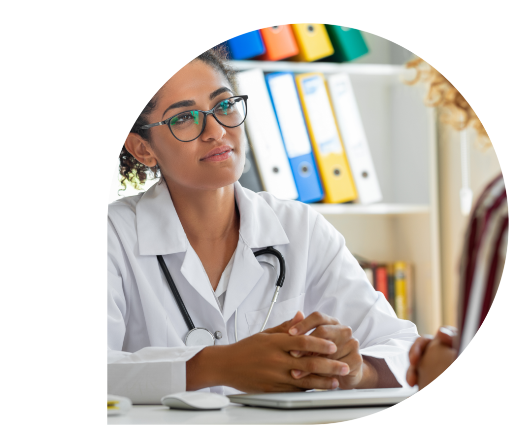 Eine Ärztin im Gespräch mit einer weiteren Person.