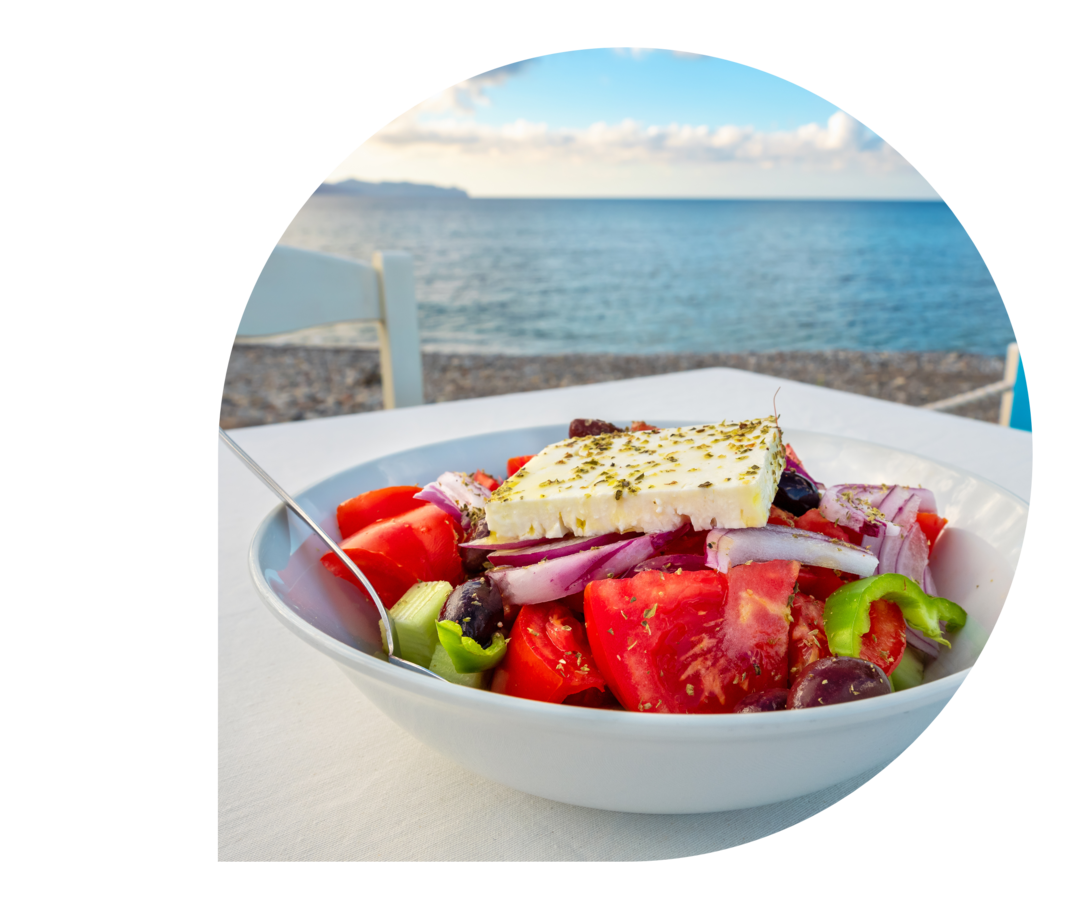 Ratgeber Rheuma: Mediterrane Ernährung Ein Salat auf einem Tisch am Meer.