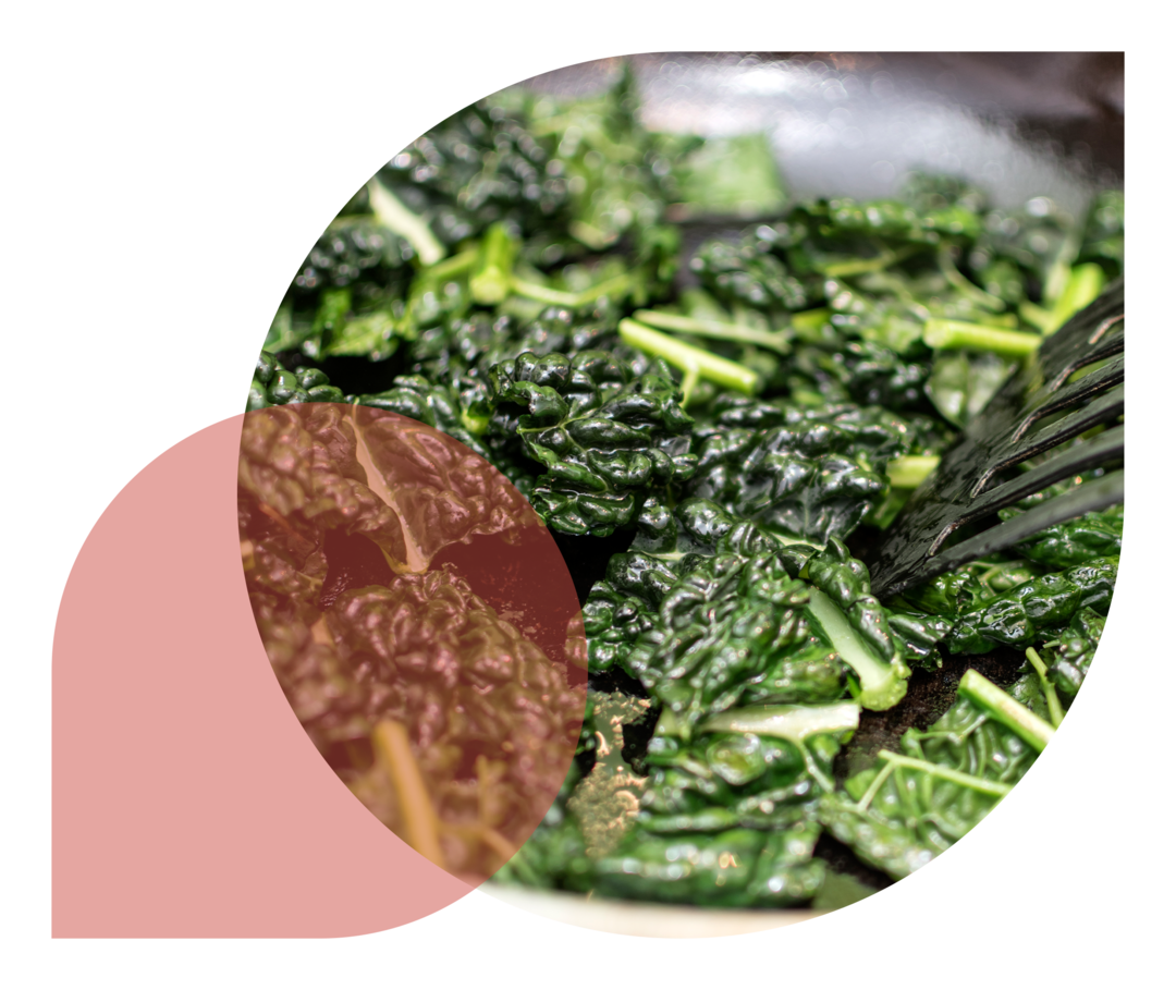Rezepte für Rheumatiker*innen: Grünkohl mit Hähnchenbrust Eine Pfanne, in der grünes Blattgemüse gebraten wird.