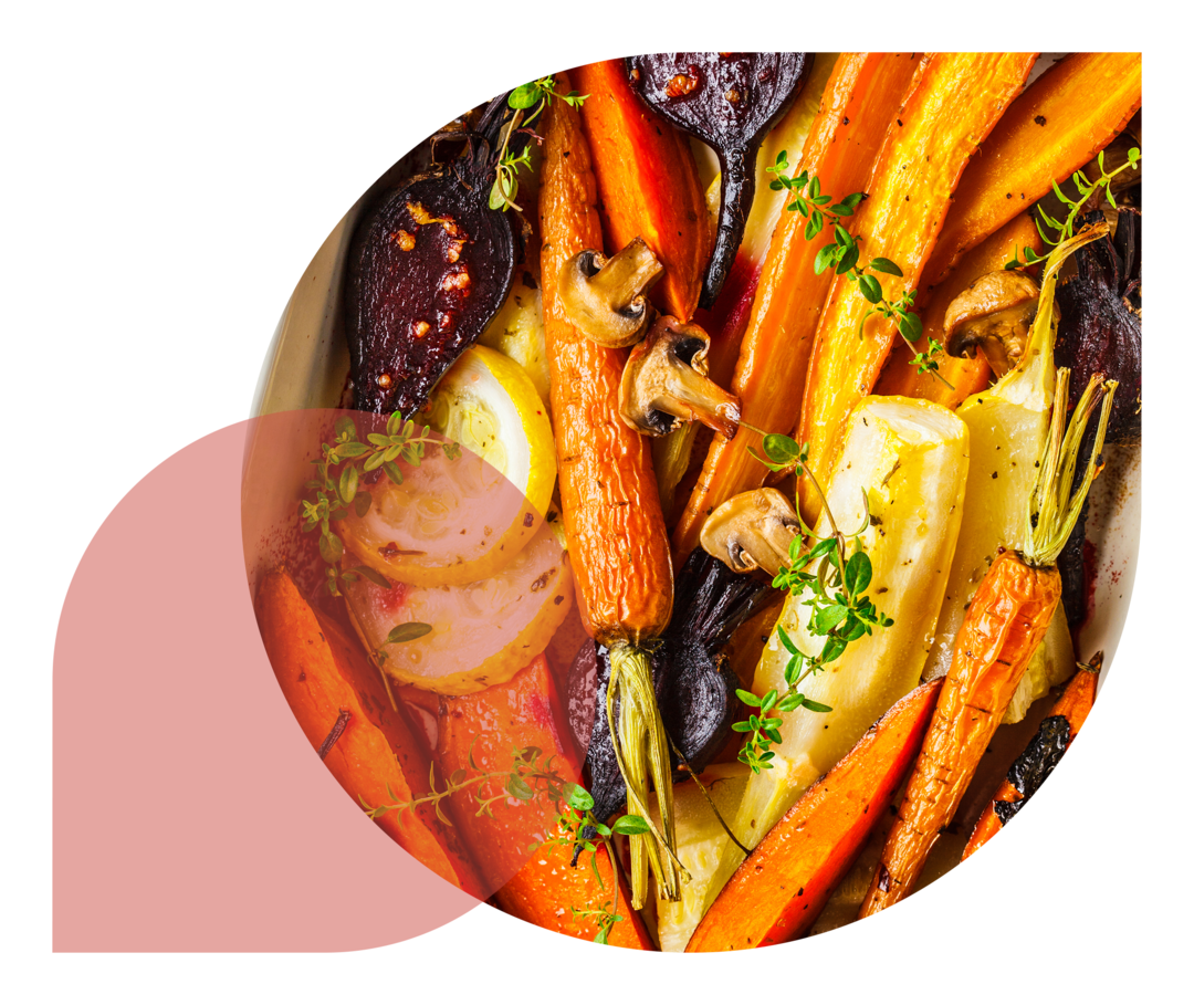 Eine Auflaufform mit verschiedenen Sorten von geschmortem Gemüse.