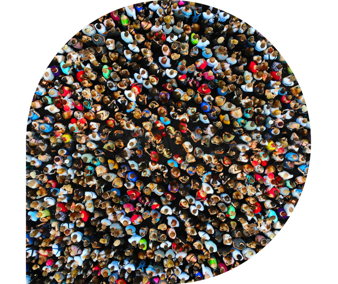 Blick von oben auf eine große Menschenmenge.